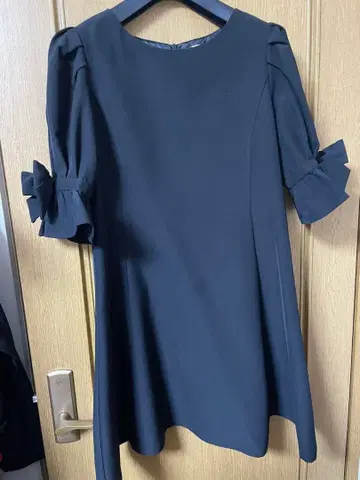 An MILLE 블랙 무릎 기장 원피스 반팔 리본 포함