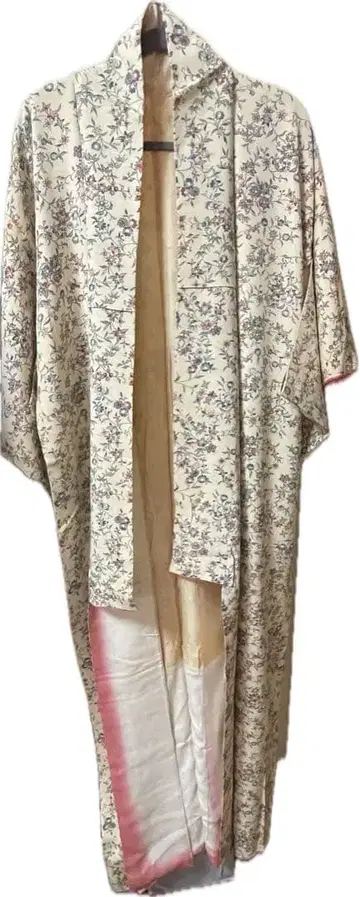 기모노 화이트 베이스 꽃무늬 중고