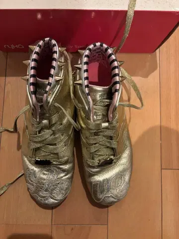 리복 골드 스터드 하이컷 스니커즈