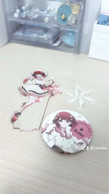 카나 아크릴 스탠드와 캔뱃지 세트