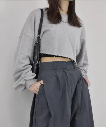 Reurie'/레우릴 크롭 데미지 디자인 맨투맨