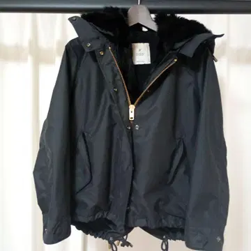 블랙 퍼 달린 마운틴 파카