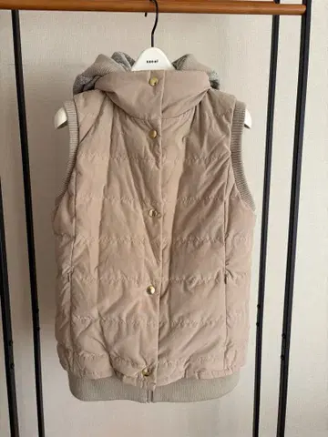 후드 부착 베이지 퀼팅 다운 베스트