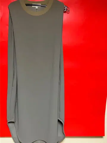 Audrey and John Wad 슬리브리스 롱 원피스