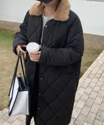 에미+ 퍼 카라 부착 다운 코트 퀼팅 롱 코트 블랙