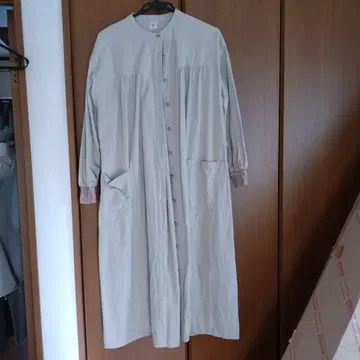 베이지 셔츠 원피스 버튼 포함