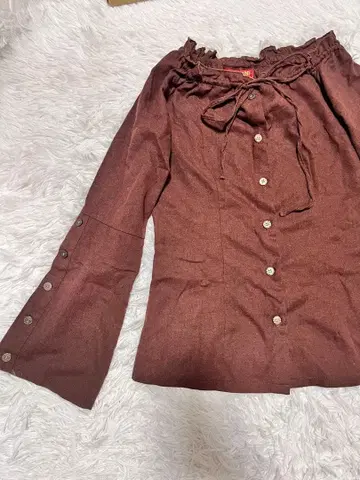 BODY LINE 오프숄더 벨 슬리브 브라운 리본