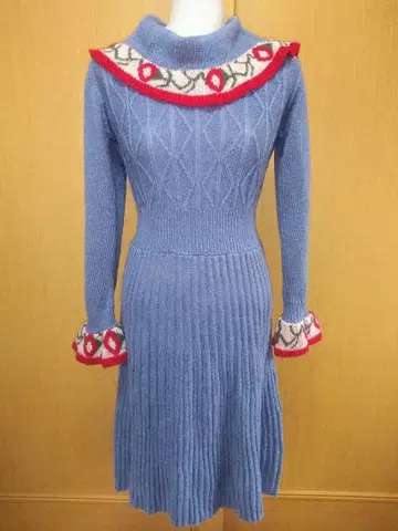 파란 니트 원피스 긴팔 프릴 포함