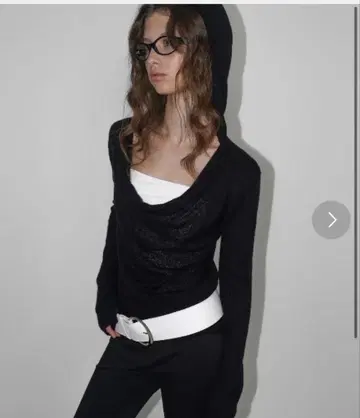 후드 부착 블랙 니트 스웨터