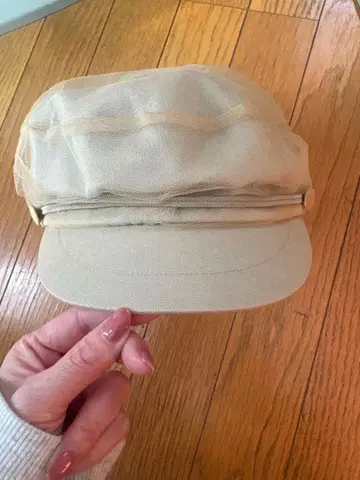 튤 소재 베이지 헌팅 캡