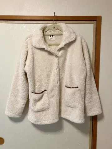 크림색 플리스 자켓 버튼 포함