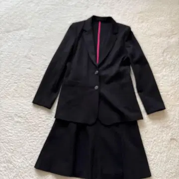 BELLUCCI 블랙 자켓과 스커트 세트