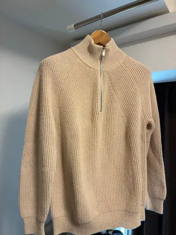 BATONER 화이트 하프 지퍼 니트