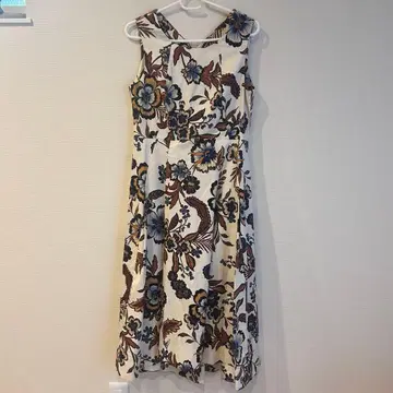 SANDSO FERRONE 플라워 프린트 슬리브리스 원피스