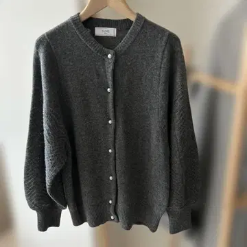 펄 버튼 그레이 니트 가디건