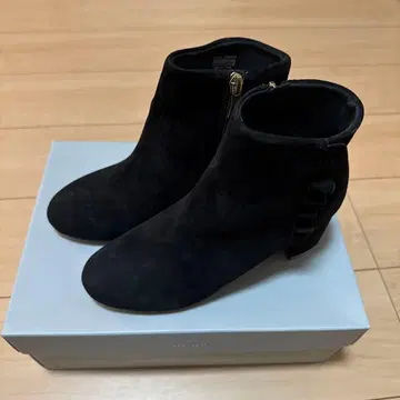 락포트 블랙 스웨이드 부츠 지퍼 달린 프릴 디자인