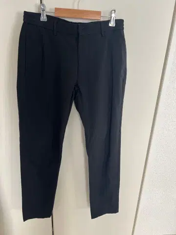 UNIQLO x Theory 블랙 테이퍼드 팬츠 2