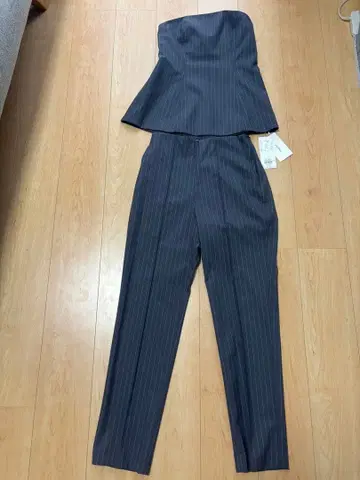 Mila Owen 다크 그레이 스트라이프 뷔스티에 셋업