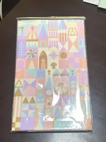 잇츠어스몰월드 컷 크로스