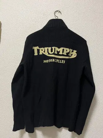 트라이엄프 x 럭키 브랜드 울 드라이버 니트/M 블랙 와펜