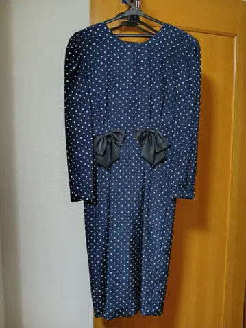 네이비 물방울 패턴 리본 포함 원피스