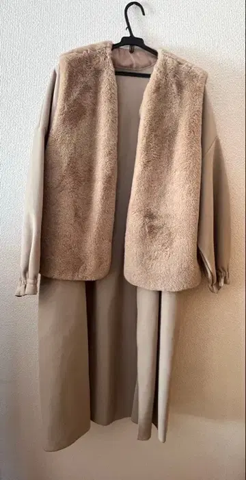 베이지 롱 코트 퍼 베스트 포함입니다