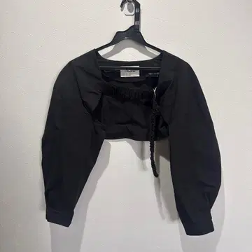 LA PEAU DE GEM 버클 암 볼레로 블랙