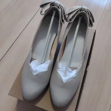 리본 포함 베이지 펌프스