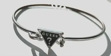 GUESS 실버 트라이앵글 팔찌