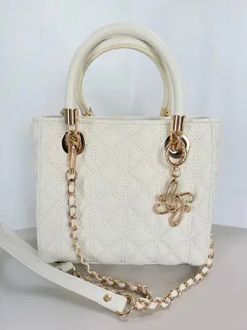 화이트 퀼팅 숄더백