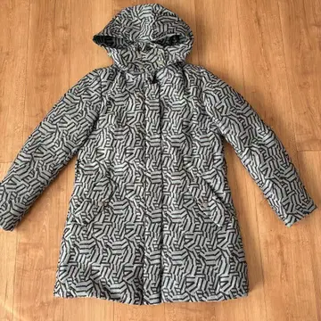 쿠레쥬 기하학 패턴 후드 부착 롱 코트