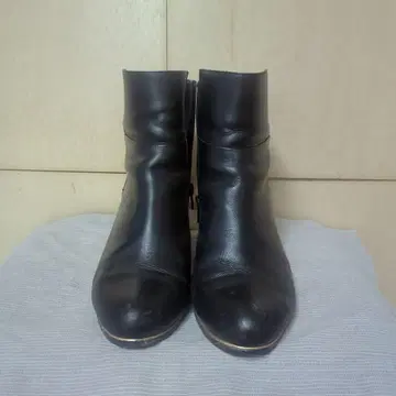 블랙 가죽 지퍼 부츠 중간 힐