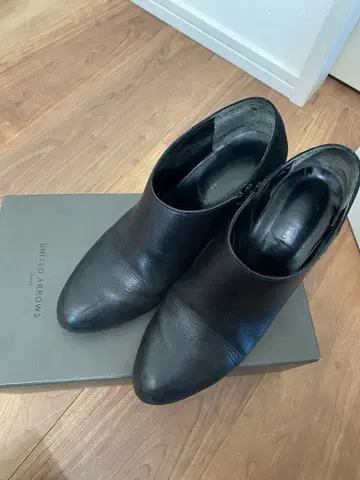 UNITED ARROWS 블랙 가죽 부티