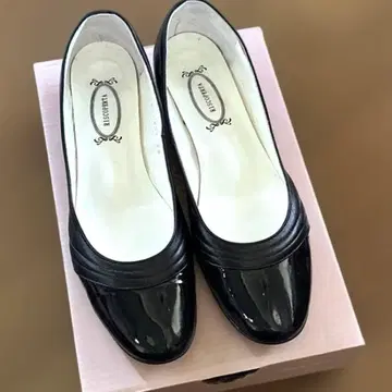 [새상품급] 블랙 에나멜 펌프스/로우힐 와이드