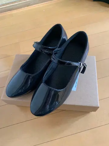 블랙 에나멜 스트랩 펌프스