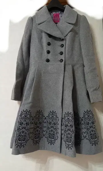 새상품급 도리 걸 자수 비버 코트 사이즈 2