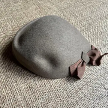 리본 포함 그레이 베레모