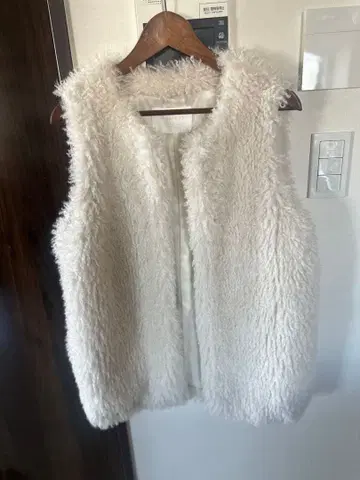 화이트 퍼 베스트 슬리브리스