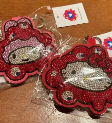 만박 2025 미야쿠미야쿠 반짝이 가죽 키링 키티 마이멜로디 새상품