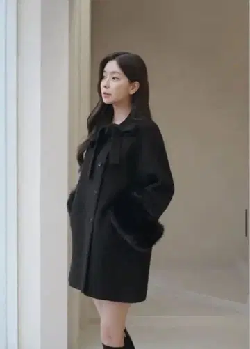 리본 넥 에코 퍼 슬리브 하프 코트