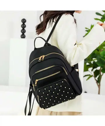 블랙 스터드 부착 백팩