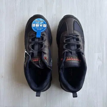 발수 가공 다크 그레이 스포츠 슈즈 4E