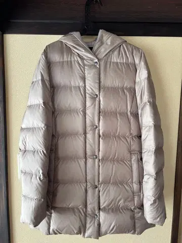 23구 후드 부착 베이지 다운 자켓