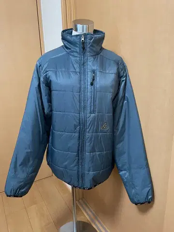 완판템, 미사용 새상품 HUF 탁한 블루 그레이 색상의 경량 다운 자켓