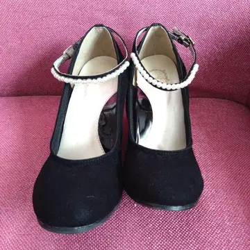 컨디션 최상 블랙 스웨이드 하이힐 펄 스트랩