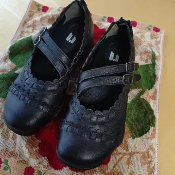 블랙 플랫슈즈 스트랩 포함