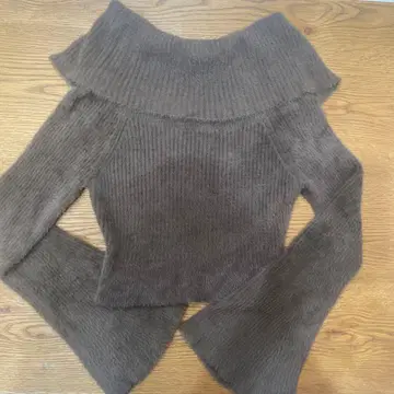 브라운 프릴 오프숄더 니트