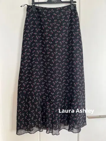 블랙 베이스 꽃무늬 롱 스커트 사이즈 9