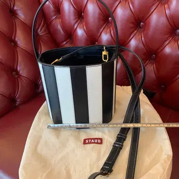 STAUD 버킷백 블랙/화이트