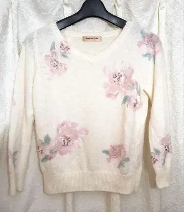 아푸와이저 리셰 꽃무늬 V넥 니트 7부 소매